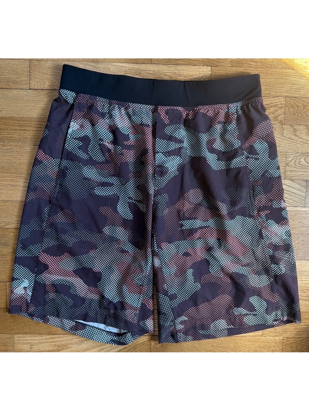 32x11 - Men - Lululemon Camo Athletic Shorts